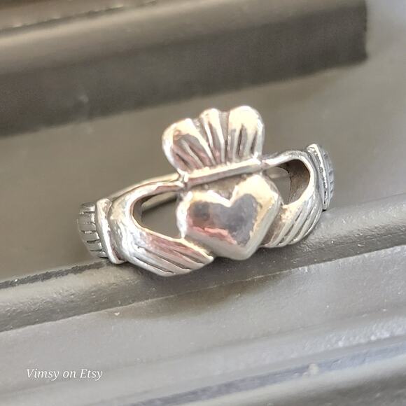 Traditional Claddagh Sterling Silver Ring, Symbolic Irish Vintage Jewelry - Picture 4 of 10